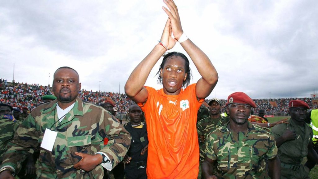 Drogba war — illustration de l'article « Le sport : quand les champions deviennent des symboles de liberté »