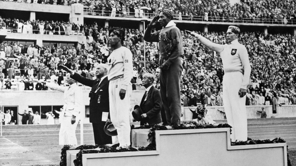 Jesse owens contre les nazis — illustration de l'article « Le sport : quand les champions deviennent des symboles de liber...