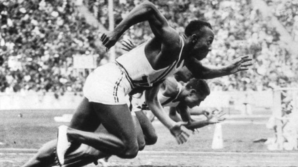 Jesse owens course — illustration de l'article « Le sport : quand les champions deviennent des symboles de liberté »