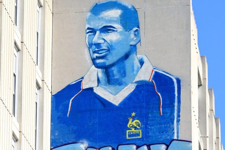 Zizzou — illustration de l'article « Quand l’art parle de foot : fresques et statues, symboles de fierté et d’espoir »